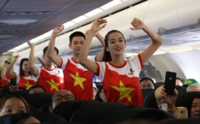 Độc đáo vũ khúc “Tôi yêu Tổ quốc tôi” ở độ cao 10.000 mét