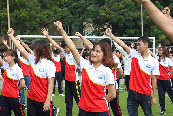 Mang giày cao gót, Á hậu Huyền My vui vẻ nhảy flashmob cùng sinh viên - 5