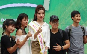 Mang giày cao gót, Á hậu Huyền My vui vẻ nhảy flashmob cùng sinh viên