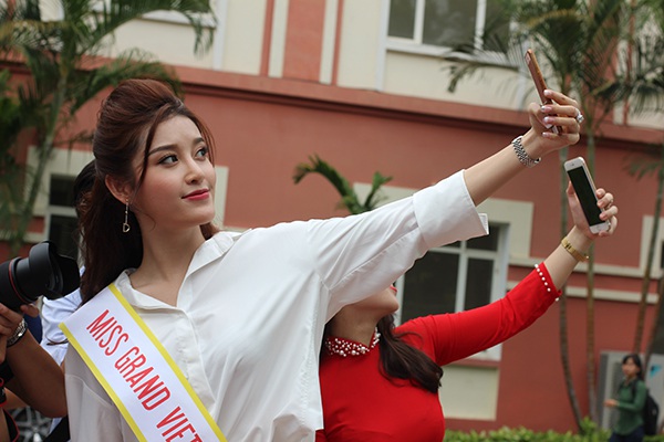 Huyền My chụp ảnh selfie cùng với các bạn sinh viên