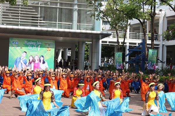 Sinh viên Xây dựng sáng tạo với màng flashmob mặc trang phục nghề nghiệp