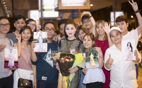 Hoa hậu Mỹ Liên được fan chào đón nồng nhiệt ở sân bay lúc nửa đêm