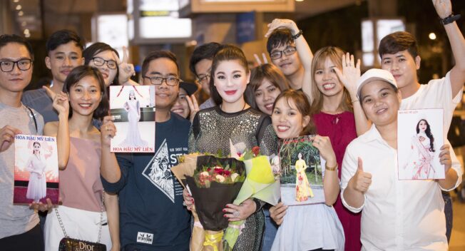 Hoa hậu Mỹ Liên được fan chào đón nồng nhiệt ở sân bay lúc nửa đêm
