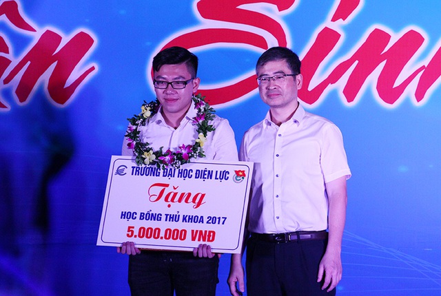 Thủ khoa đầu vào năm 2017 của trường Đại học Điện lực Cù Ngọc Đại nhận học bổng 5 triệu đồng.