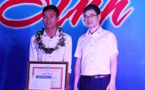 Trả lại 320 triệu đồng cho khách, nam sinh được nhà trường thưởng “nóng”