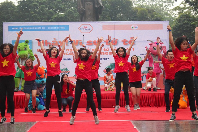 Hoa hậu Ngọc Hân cùng các bạn trẻ nhảy flashmob 