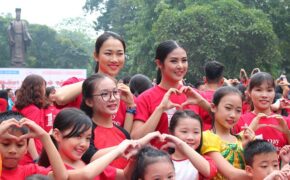 Hoa hậu Ngọc Hân cùng các bạn trẻ nhảy flashmob “vì sự tử tế”