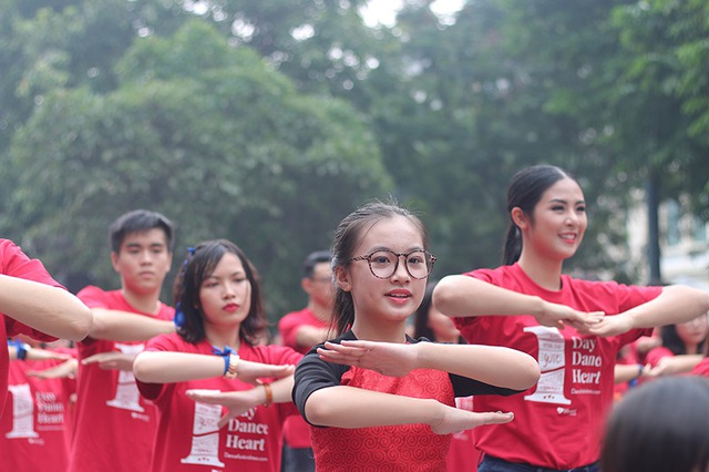 Hoa hậu Ngọc Hân cùng các bạn trẻ nhảy flashmob 