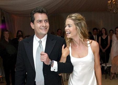 Bond girl “tím mặt” khi biết chồng cũ Charlie Sheen nhiễm HIV