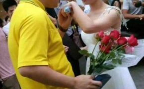 Nữ giảng viên đại học mặc váy cưới cầu hôn nam sinh trong trường