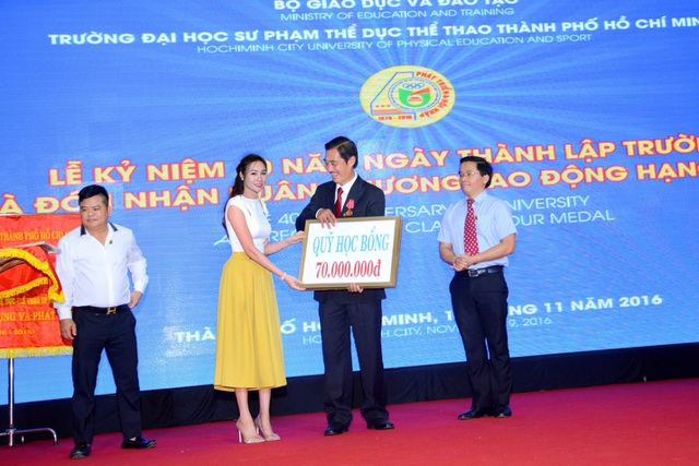 Đại diện nhà trường - thầy Phó hiệu trưởng trường Đại học Thể dục Thể thao đón nhận 35 suất học bổng với tổng trị giá 70 triệu đồng từ Hoa hậu Kim Nguyễn nhân dịp nhà trường kỉ niệm 40 năm thành lập và đón nhận Huân chương Lao động Hạng nhất