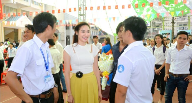 Những chuyến thiện nguyện lặng thầm của hoa hậu Kim Nguyễn