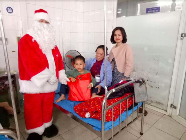 Ông già Noel của Vincom Plaza Tuyên Quang đến thăm các em nhỏ có hoàn cảnh khó khăn đang điều trị tại Khoa Nhi, Bệnh viện đa khoa Tuyên Quang và Trung Tâm Phục Hồi Chức Năng cho trẻ khuyết tật Hương Sen