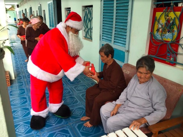 Tại Trà Vinh, ông già Noel Vincom đã đến thăm và tặng quà cho người bị chất độc màu da cam có hoàn cảnh khó khăn, chia sẻ sự quan tâm và cầu chúc mọi người có một mùa Giáng Sinh thật ấm áp và nhiều niềm vui sống.