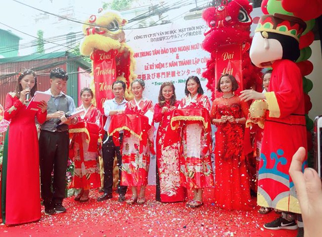 Người sáng lập Công ty Du học Mặt Trời Mọc Hinode và câu chuyện khởi nghiệp truyền cảm hứng - 5 Chị Phương tại buổi lễ cắt băng khánh thành cơ sở 3