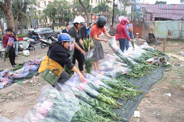 Do giá quá rẻ nên dù đã hết Tết, các hàng hoa ly vẫn chật kín người đến mua hoa