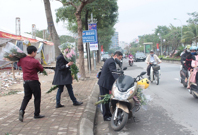 Nhiều cánh mày râu cũng tranh thủ mua hoa ly chơi Tết muộn