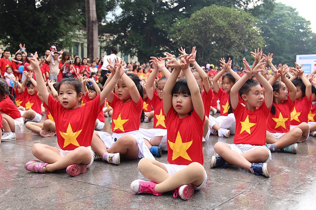 Hoa hậu Ngọc Hân cùng các bạn trẻ nhảy flashmob 