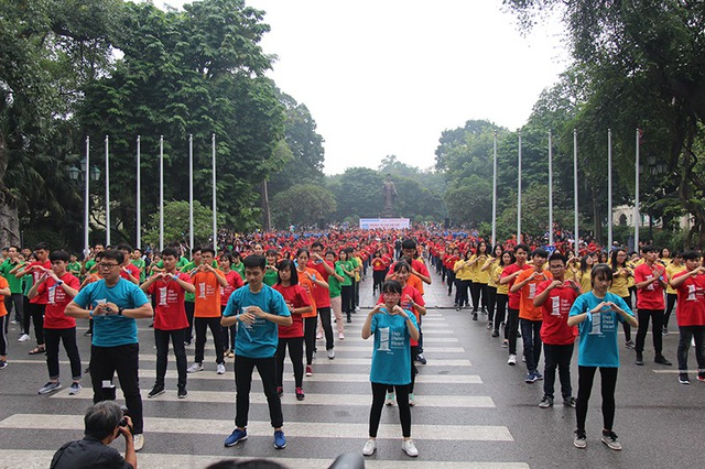 Hoa hậu Ngọc Hân cùng các bạn trẻ nhảy flashmob 