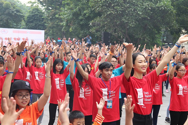 Hoa hậu Ngọc Hân cùng các bạn trẻ nhảy flashmob 