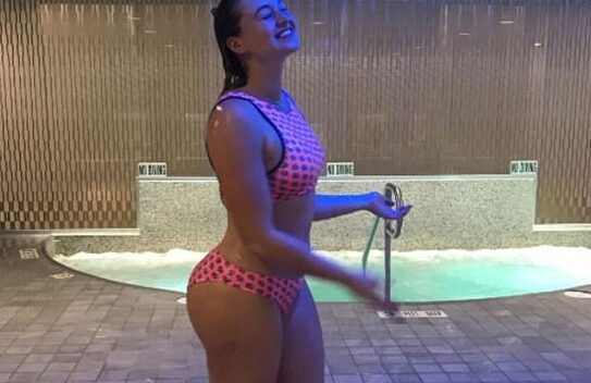 Người mẫu ngoại cỡ tự tin khoe dáng với nội y