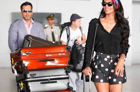 Hoa hậu Thế giới cùng ông xã rạng rỡ ở sân bay Việt Nam