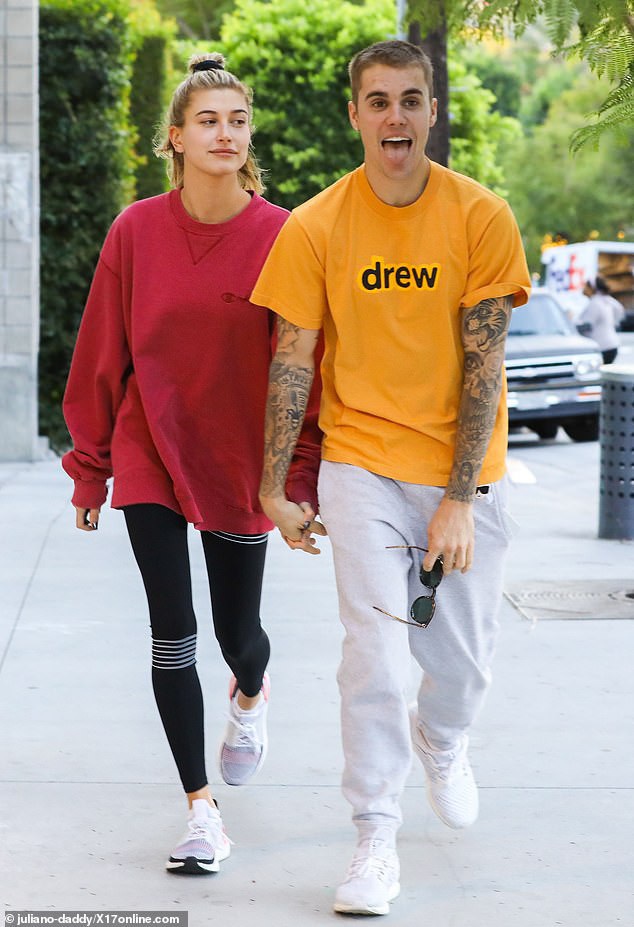  Vợ chồng Justin Bieber và Hailey Baldwin xuất hiện trên đường phố Los Angeles ngày 14/12 vừa qua 