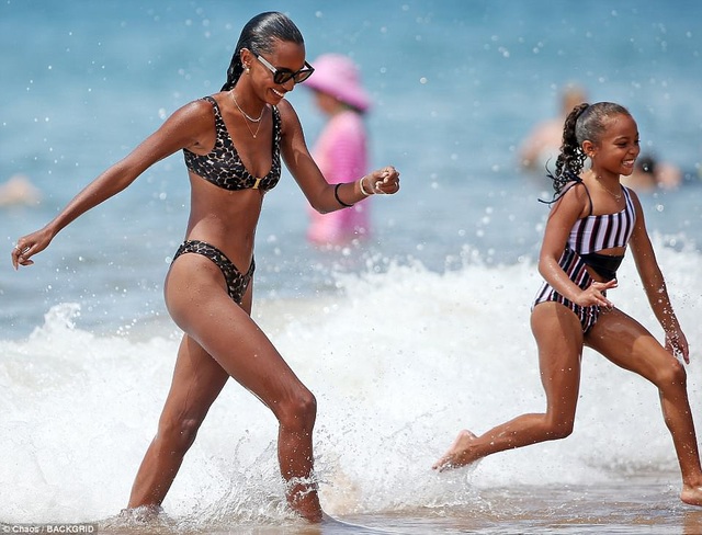  Jasmine Tookes nô đùa cùng em gái cưng Chloe Danielle 