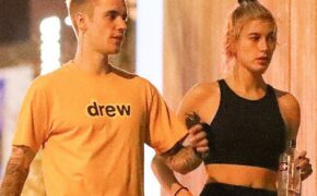 Vợ chồng Justin Bieber vui vẻ ra phố