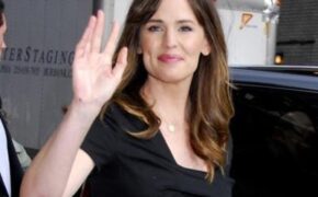 Jennifer Garner chảy máu tay chân vẫn đi… trả lời phỏng vấn