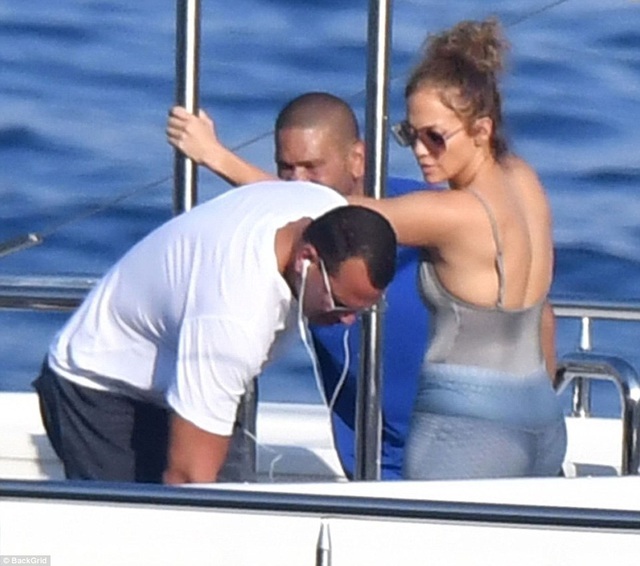  Jennifer Lopez lọt vào tầm ngắm của giới săn tin khi đang tạo dáng tập thể dục cùng bạn trai, Alex Rodriguez, trên du thuyền sang trọng tại Ý. 