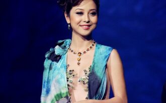 Jennifer Phạm diện váy xẻ gợi cảm