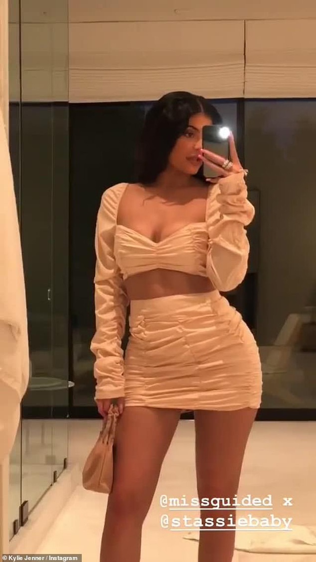 Kylie Jenner diện váy ngắn, khoe ngực đầy trên phố - 2