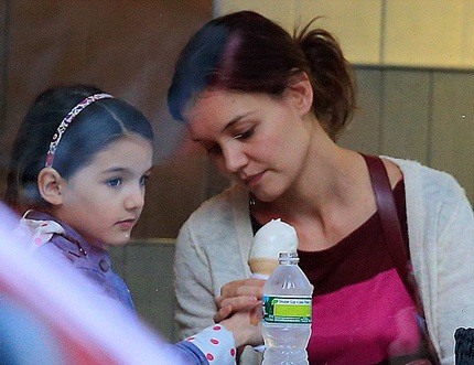 Katie Holmes đưa con gái Suri đi chơi và ăn kem hồi cuối tuần vừa rồi.