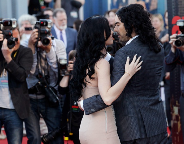 Katy Perry, Russell Brand: Hạnh phúc sánh đôi trên thảm đỏ - 16