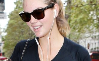 Siêu mẫu nổi tiếng nhất thế giới lộ mặt đầy mụn