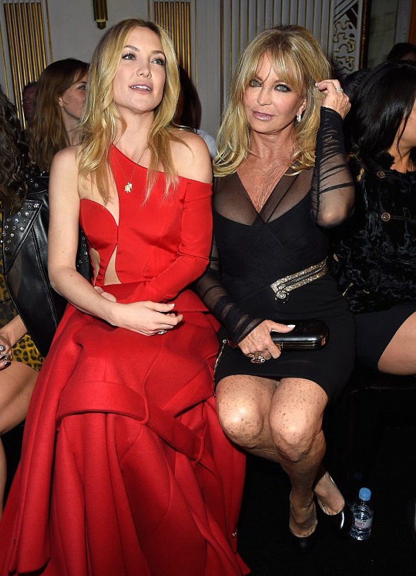 Hai mẹ con Kate Hudson được ngồi ghế VIP trong show diễn của Versace.