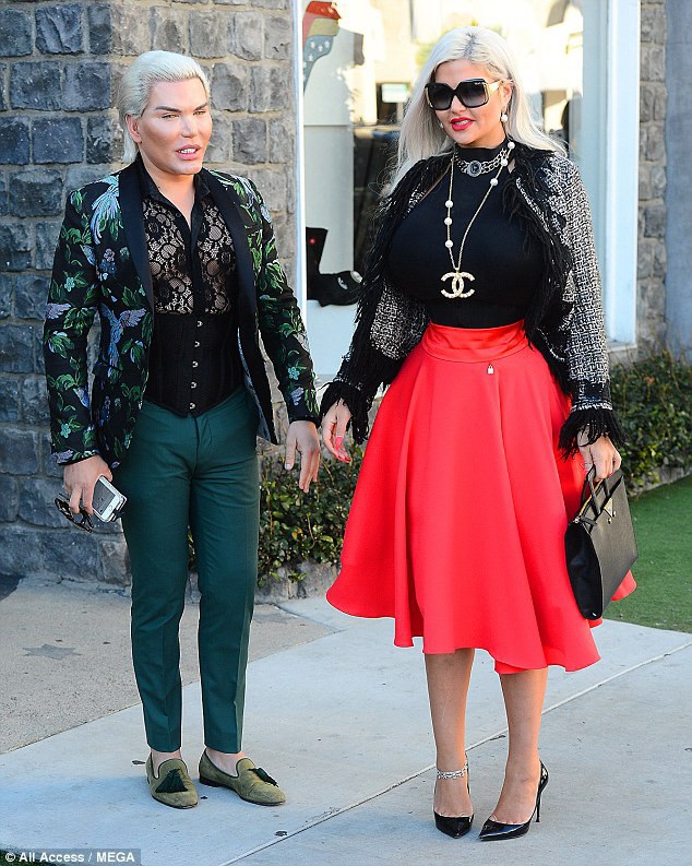  Búp bê Ken Rodrigo Alves và bạn gái thu hút mọi ánh nhìn khi cùng dạo phố, ngày 1/3. 