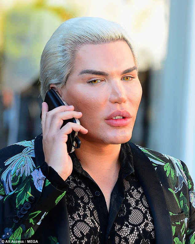  Rodrigo Alves sẽ thực hiện một bộ phim tài liệu về dao kéo thẩm mỹ và búp bê sống trong đời thực. 