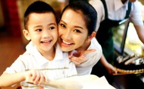 Kim Hiền khóc khi con trai vào lớp 1