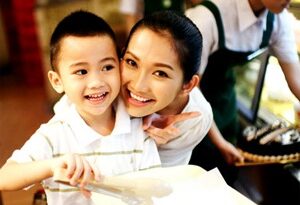 Kim Hiền khóc khi con trai vào lớp 1