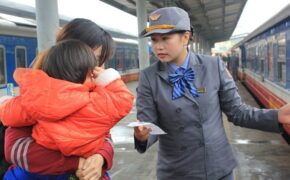 Gặp sự cố với khách, nữ tiếp viên tàu tái mặt