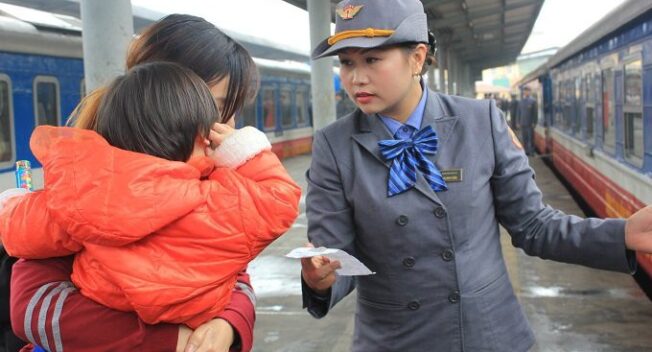 Gặp sự cố với khách, nữ tiếp viên tàu tái mặt