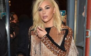 Kim “siêu vòng ba” gây ấn tượng với màu tóc vàng chóe