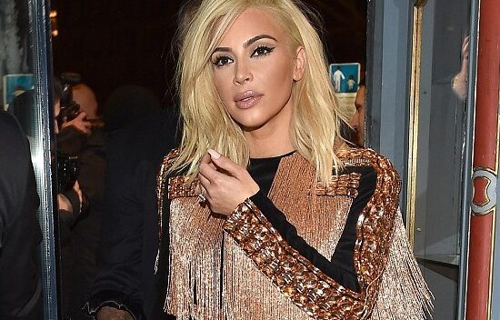 Kim “siêu vòng ba” gây ấn tượng với màu tóc vàng chóe