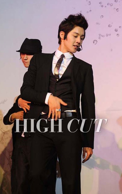 Theo dõi màn trình diễn “hot” của Kim Hyun Joong - 6