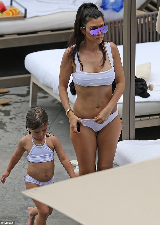  Kourtney có 3 con là Mason, 7 tuổi; Penelope, 4 tuổi; và Reign, 2 tuổi. 