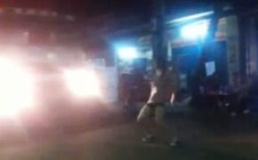 Hai thiếu nữ lắc, giật điên cuồng trước đầu xe trộn bê-tông