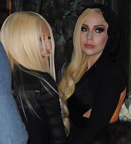 Lady Gaga và Donatella Versace được khen giống như hai mẹ con.