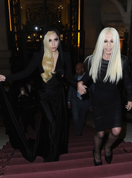 Lady Gaga và Donatella Versace được khen giống như hai mẹ con.